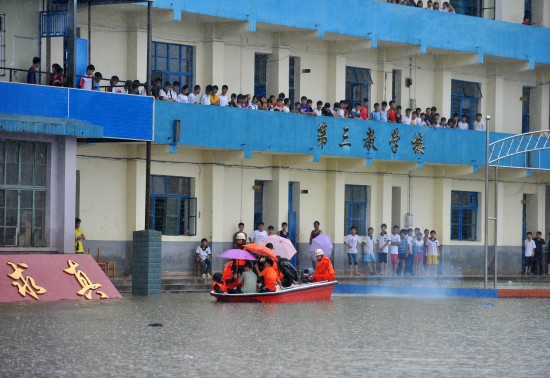 廣西來(lái)賓800多中學(xué)生被洪水圍困(圖)