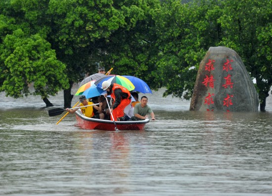 廣西來(lái)賓800多中學(xué)生被洪水圍困(圖)