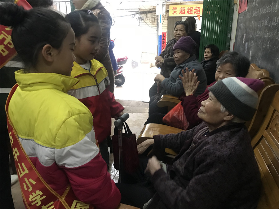 弘揚(yáng)雷鋒精神 慰問(wèn)孤寡老人