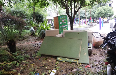 聚福茗城小區廢舊家具亂扔