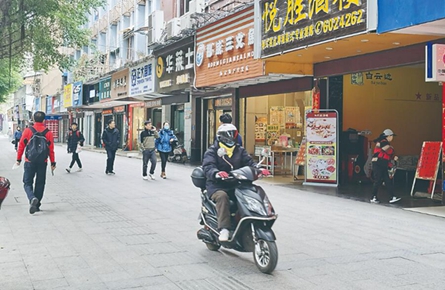 在人行道逆行找車位違法嗎？交警部門回應(yīng)