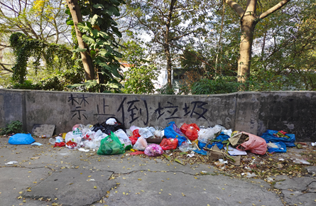 小巷路口堆滿垃圾，居民備受困擾