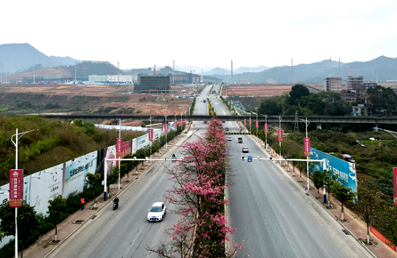 推進(jìn)園區(qū)道路建設(shè)