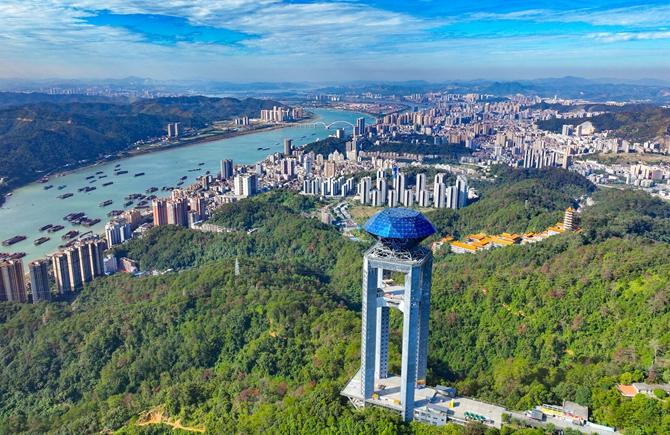 登高賞景正當時