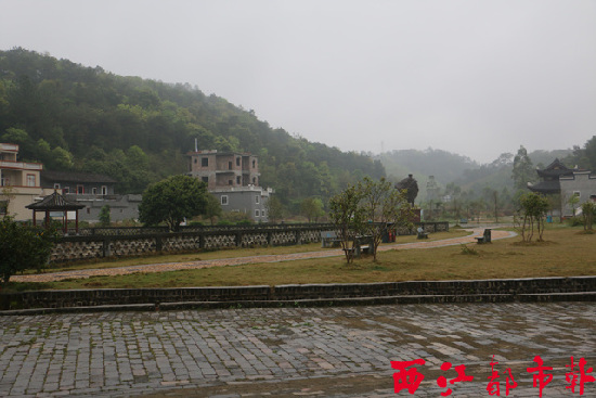 在生態(tài)鄉(xiāng)村建設(shè)中，大坡鎮(zhèn)料神村李濟深故居前的廣場呈現(xiàn)出嶄新面貌。 