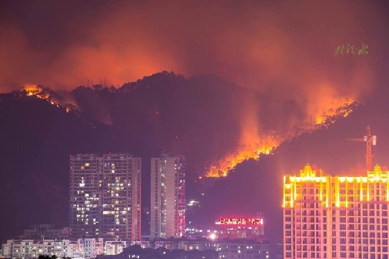 火災(zāi)現(xiàn)場(chǎng)。網(wǎng)友“欖稱水”攝 火災(zāi)現(xiàn)場(chǎng)。網(wǎng)友“欖稱水”攝